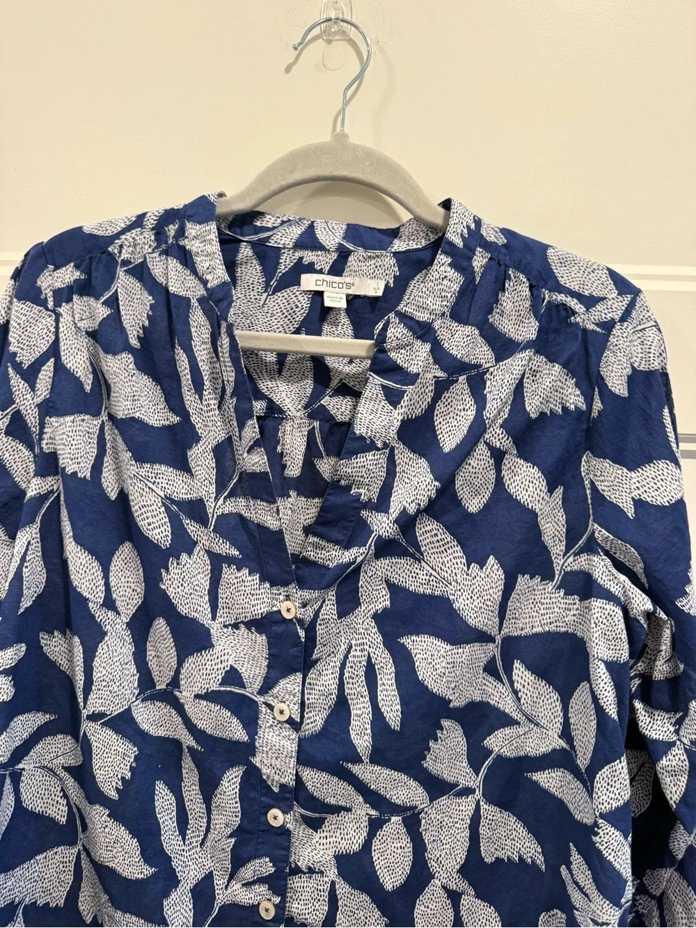 Chico‘s cotton Women’s Navy Leaf-Print Button-Up Blouse size 1 - Picture 4 of 10